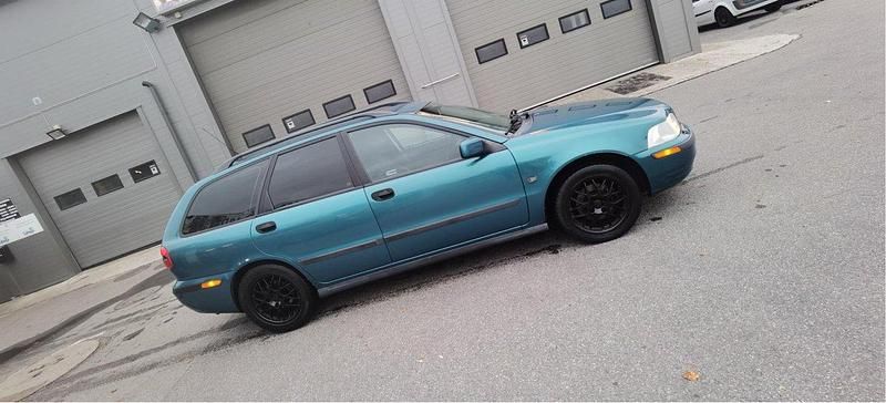 Blå Begagnad 2001 Volvo V40 Kombi | 4 000 kr - Bild 1/4