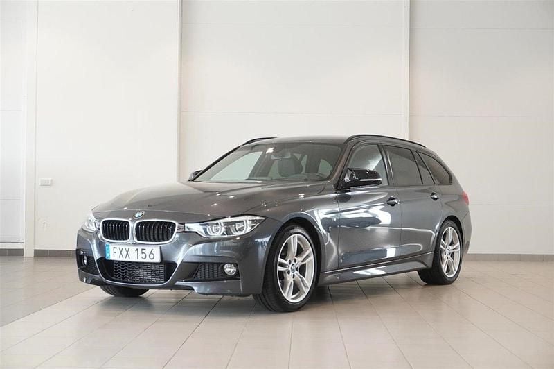 Grå Begagnad 2018 BMW 320 M Sport Kombi | 239 800 kr (Marknadspris) - Bild 1/4