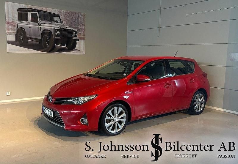 Mörkröd Begagnad 2015 Toyota Auris Hybrid Executive Halvkombi | 154 000 kr (Marknadspris) - Bild 1/4