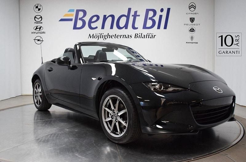 Svart Ny 2025 Mazda MX5 Exclusive-Line Cab | 353 800 kr (Marknadspris) - Bild 1/3