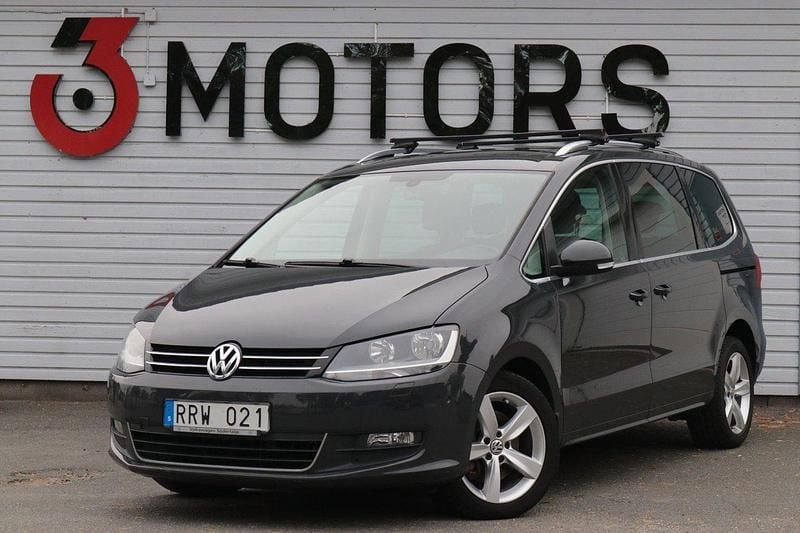 Ljusgrå Begagnad 2013 VW Sharan Minibuss | 117 900 kr (Marknadspris) - Bild 1/4