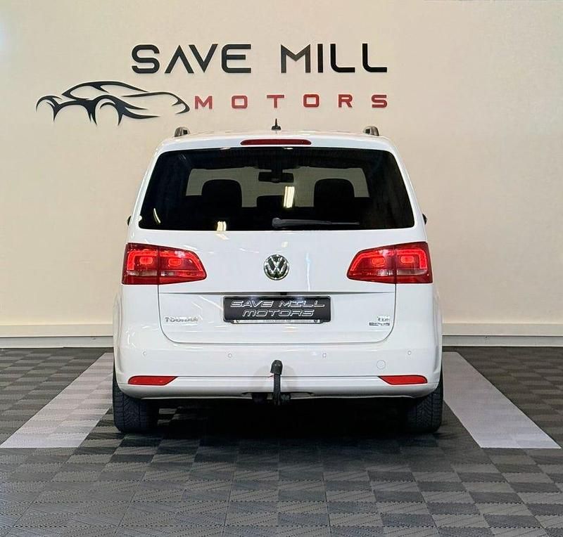 Begagnad VW Touran 105 HK (77 kW) 2014 Vit Minibuss