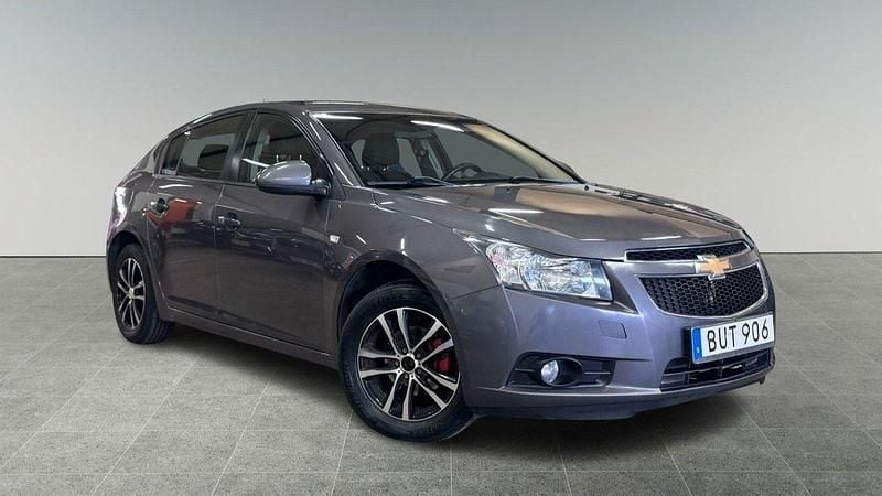 Mörkgrå Begagnad 2012 Chevrolet Cruze Halvkombi | 54 900 kr (Marknadspris) - Bild 1/4