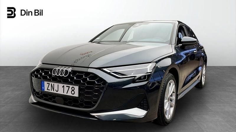 Grå Begagnad 2025 Audi A3 Premium Sedan | 299 000 kr (Marknadspris) - Bild 1/4