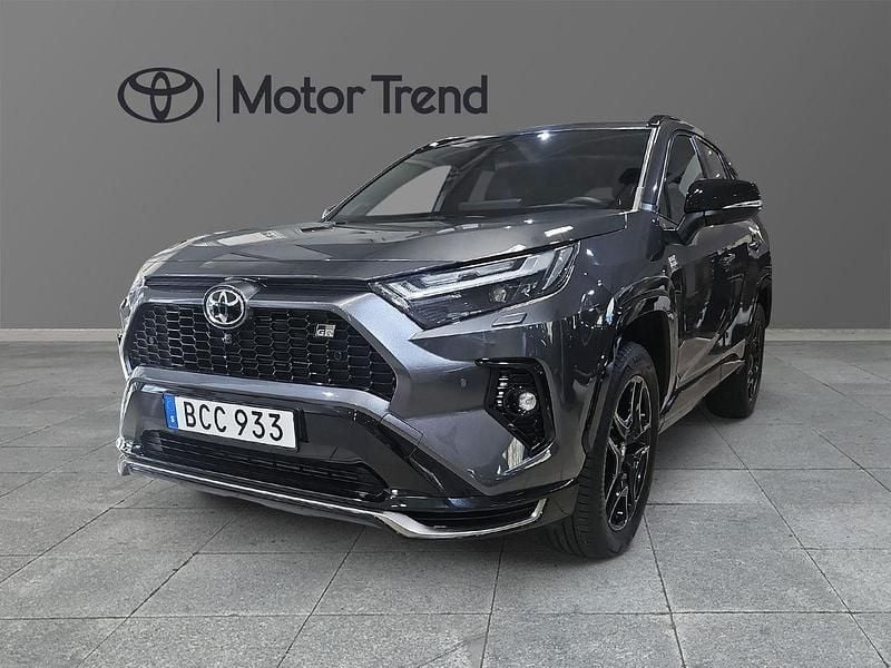Mörkgrå (grå) Begagnad 2024 Toyota RAV4 Hybrid Sport SUV | 539 900 kr (Bra pris) - Bild 1/4