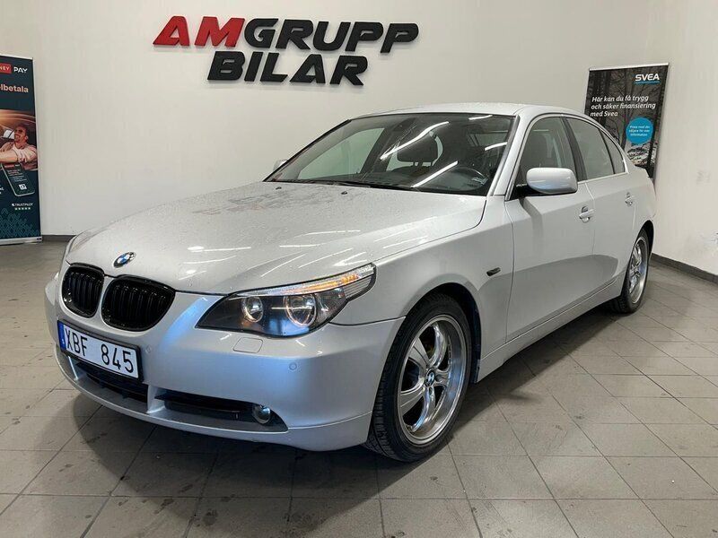 Ljusgrå Begagnad 2003 BMW 520 Sedan | 44 900 kr (Lite dyr) - Bild 1/4