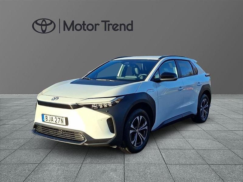 Vit Begagnad 2023 Toyota bZ4X Style SUV | 419 900 kr (Marknadspris) - Bild 1/3