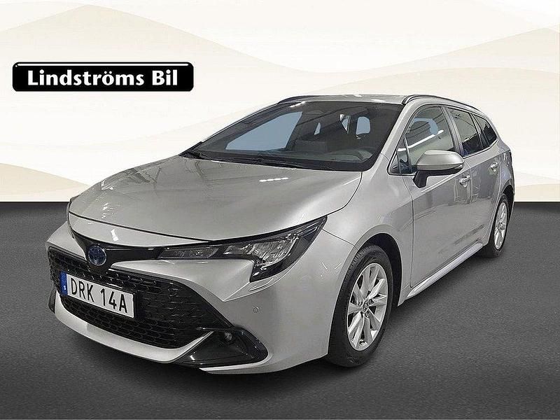 Silver Begagnad 2023 Toyota Corolla Active Kombi | 274 900 kr (Marknadspris) - Bild 1/3