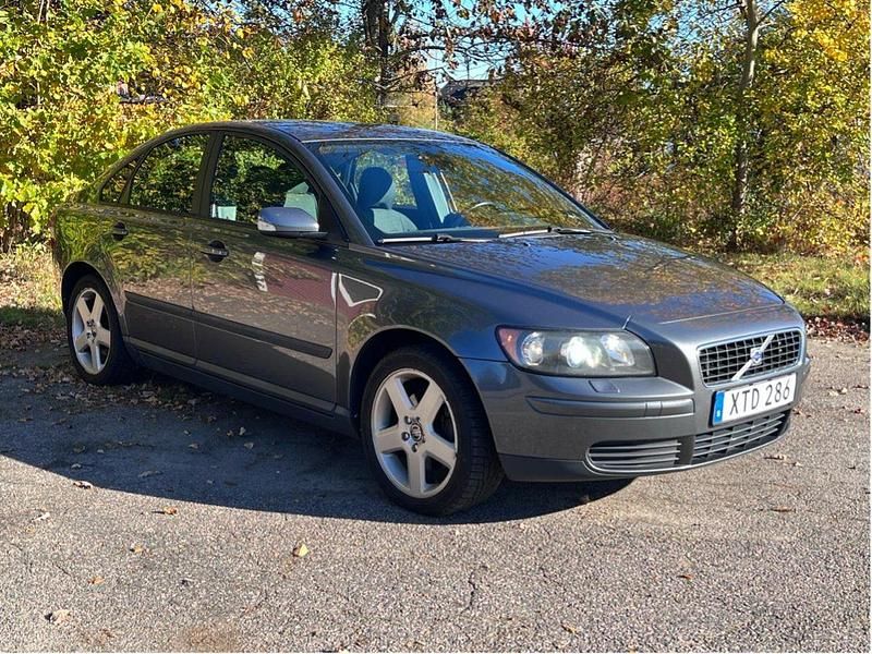 Grå Begagnad 2006 Volvo S40 Sedan | 36 900 kr (Marknadspris) - Bild 1/4
