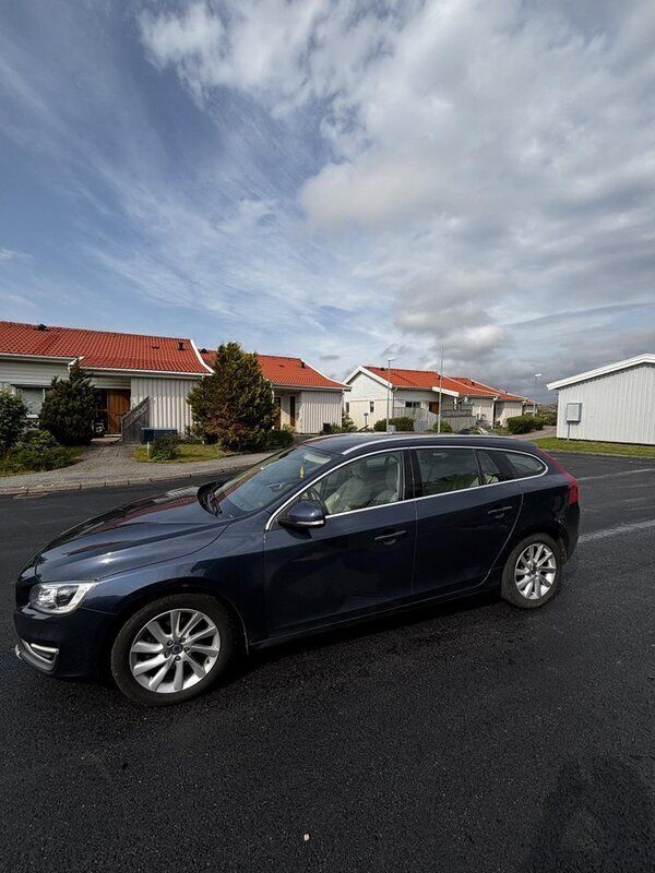 Blå Begagnad 2014 Volvo V60 Summum Kombi | 85 000 kr (Marknadspris) - Bild 1/4