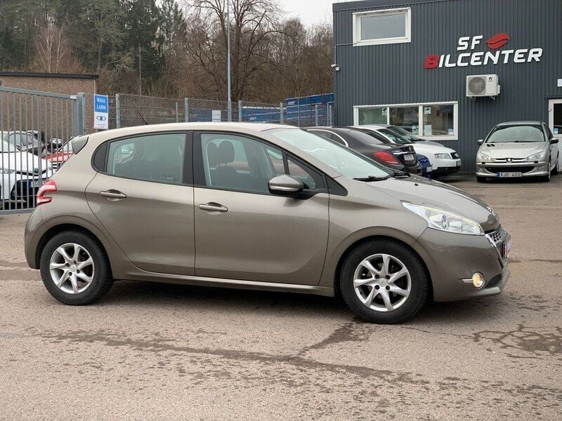 Ljusgrå (grå) Begagnad 2012 Peugeot 208 Halvkombi | 77 900 kr (Marknadspris) - Bild 1/4