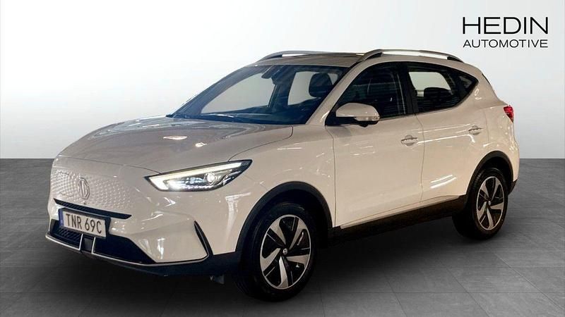 Vit (white) Begagnad 2022 MG ZS Luxury Sedan | 244 900 kr (Bra pris) - Bild 1/4