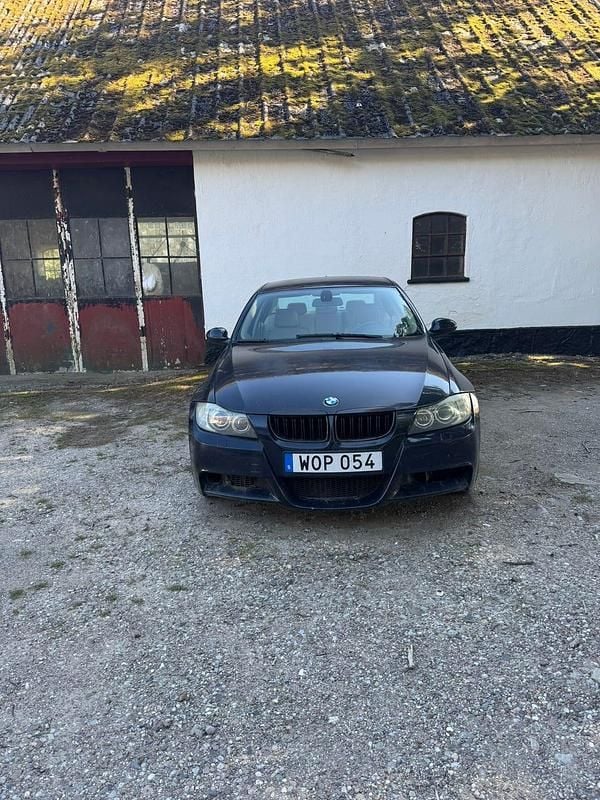 Begagnad BMW 325 218 HK (160 kW) 2005 Monacoblau Sedan
