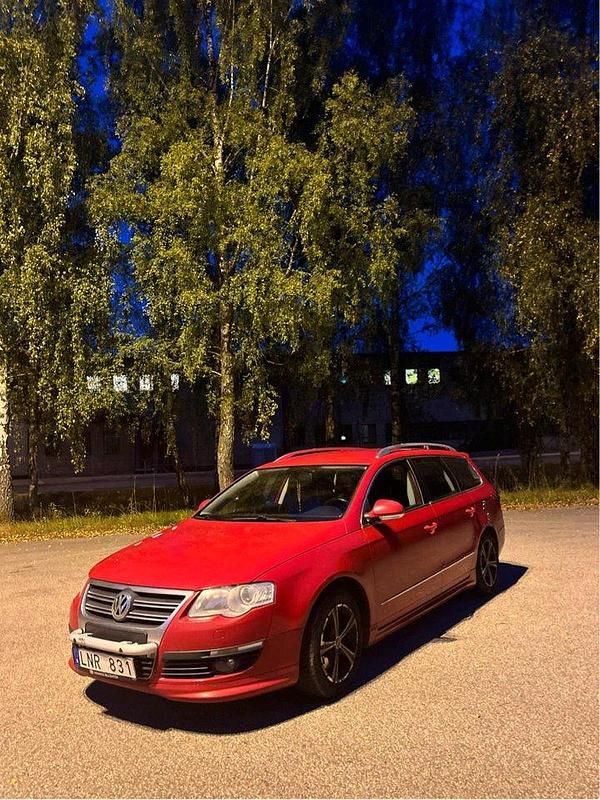 Röd Begagnad 2010 VW Passat Sportline Kombi | 43 990 kr (Marknadspris) - Bild 1/4