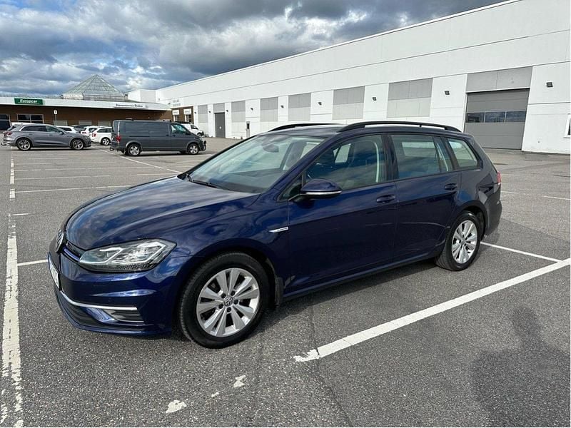 Blå Begagnad 2020 VW Golf VIII Kombi | 134 000 kr (Marknadspris) - Bild 1/4