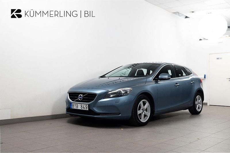 Blå Begagnad 2013 Volvo V40 Momentum Halvkombi | 114 900 kr (Marknadspris) - Bild 1/4