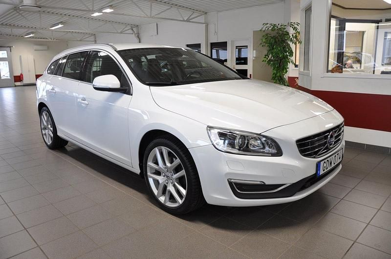 Vit Begagnad 2018 Volvo V60 Standard Kombi | 198 500 kr (Marknadspris) - Bild 1/4