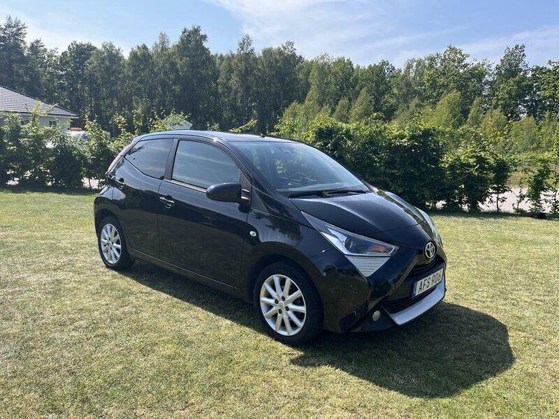 Svart Begagnad 2018 Toyota Aygo X-play Halvkombi | 95 000 kr (Lite dyr) - Bild 1/4