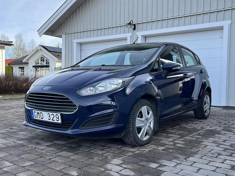 Blå Begagnad 2013 Ford Fiesta Trend Halvkombi | 68 500 kr (Marknadspris) - Bild 1/4