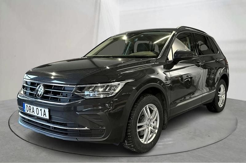 Grå Begagnad 2023 VW Tiguan SUV | 279 000 kr (Superpris) - Bild 1/4