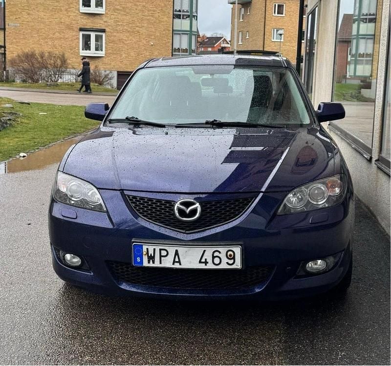 Blå Begagnad 2004 Mazda 3 Exclusive-Line Sedan | 33 900 kr (Marknadspris) - Bild 1/4