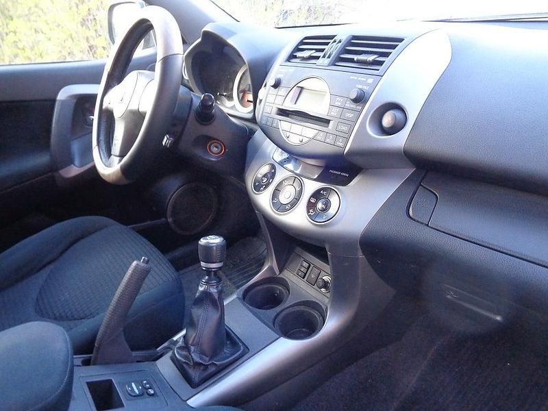 Begagnad Toyota RAV4 136 HK (100 kW) 2007 Ljusbrun SUV