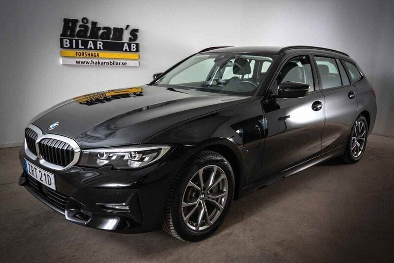 Svart Begagnad 2021 BMW 330e Sport Line Kombi | 289 500 kr (Bra pris) - Bild 1/4