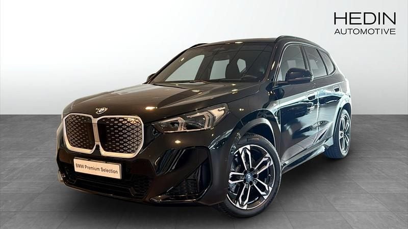 Svart (black) Begagnad 2025 BMW iX1 M Sport SUV | 618 700 kr - Bild 1/4