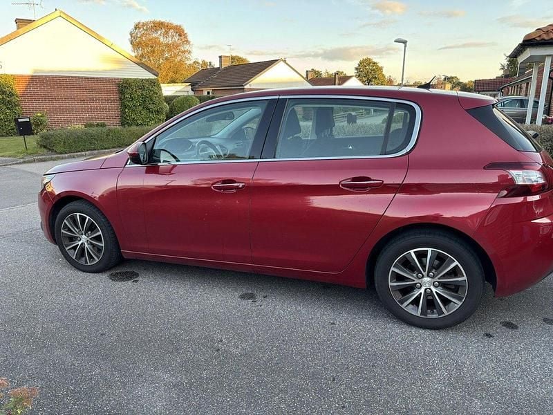 Röd Begagnad 2015 Peugeot 308 Allure Halvkombi | 115 000 kr (Marknadspris) - Bild 1/4