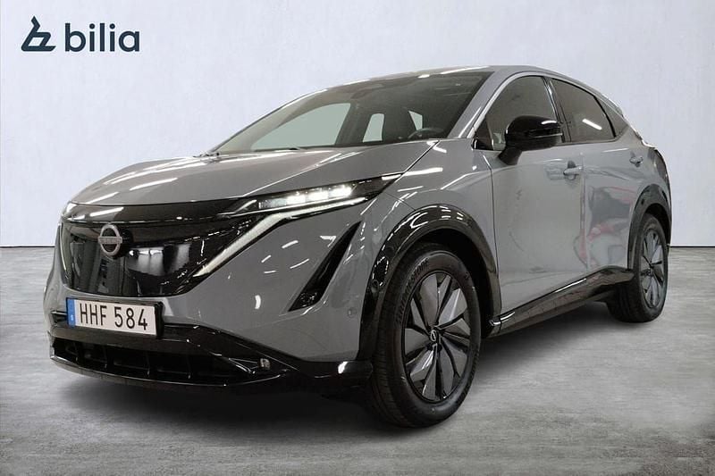Ljusgrå (grå) Begagnad 2023 Nissan Ariya Evolve SUV | 469 900 kr (Dyr) - Bild 1/3