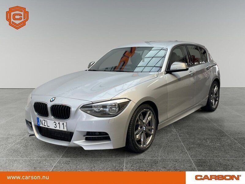 Silver Begagnad 2013 BMW M135 M Sport Halvkombi | 204 900 kr (Marknadspris) - Bild 1/3