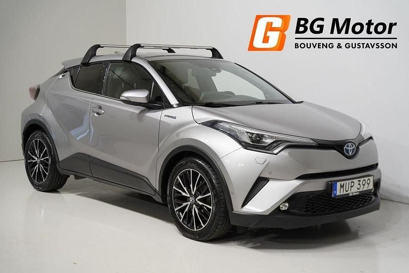 Mörkgrå (grå) Begagnad 2018 Toyota C-HR+ Executive SUV | 189 600 kr (Marknadspris) - Bild 1/3