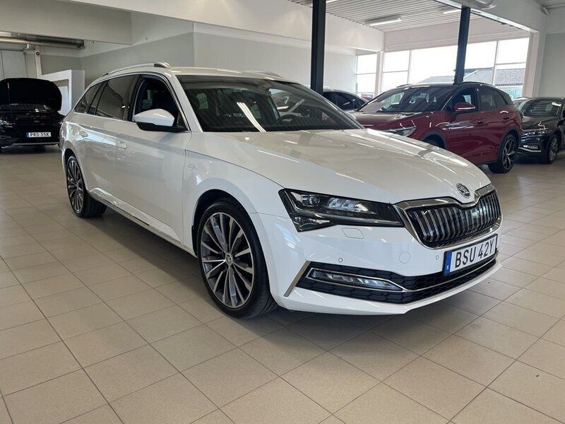 Vit Begagnad 2021 Skoda Superb LAURIN & KLEMENT Kombi | 299 900 kr (Bra pris) - Bild 1/4