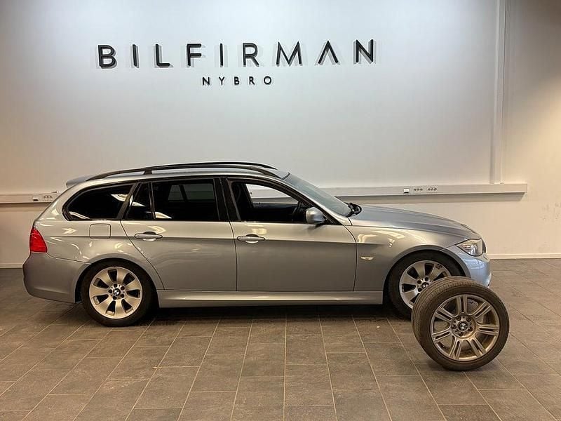 Blå Begagnad 2008 BMW 320 Comfort Edition Kombi | 69 900 kr (Marknadspris) - Bild 1/4