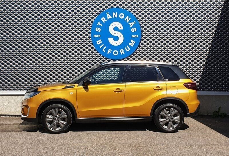 Gul (gul/svart) Begagnad 2023 Suzuki Vitara SUV | 279 000 kr (Marknadspris) - Bild 1/4