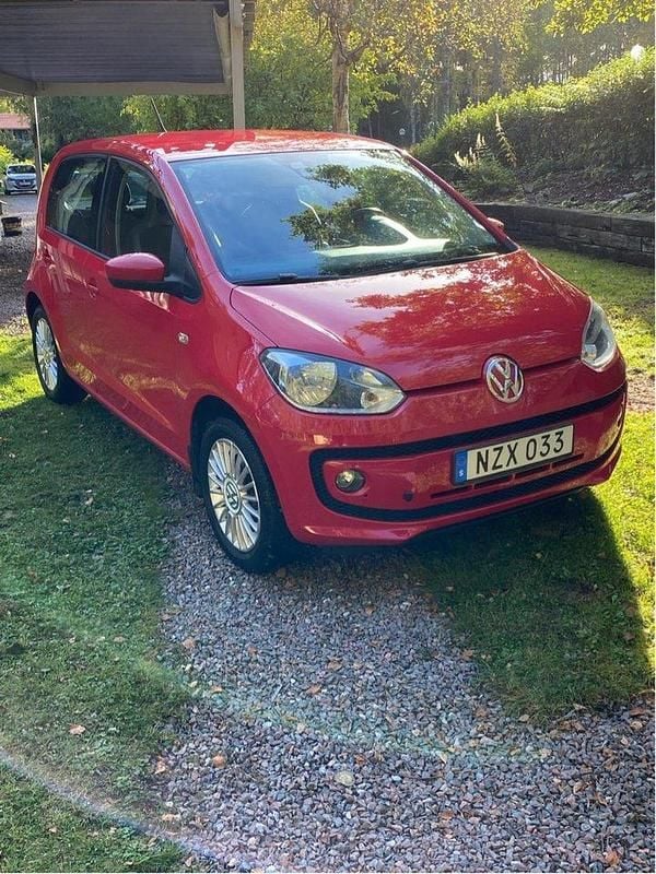 Röd Begagnad 2014 VW up! high up! Halvkombi | 69 000 kr (Marknadspris) - Bild 1/4