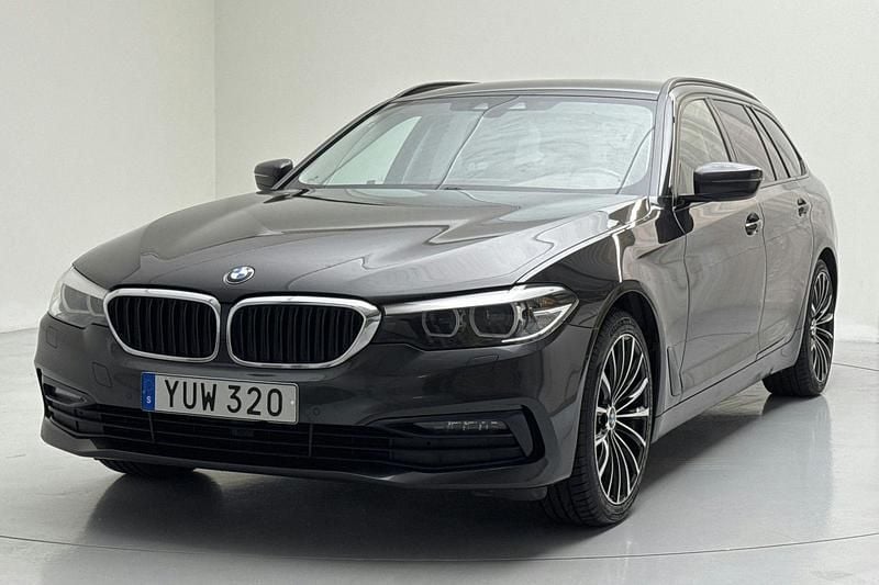 Grå Begagnad 2019 BMW 520 Sport Line Kombi | 237 000 kr (Bra pris) - Bild 1/4