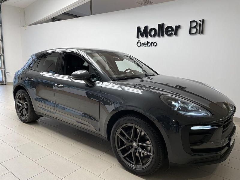 Grå Begagnad 2023 Porsche Macan SUV | 679 000 kr (Marknadspris) - Bild 1/4