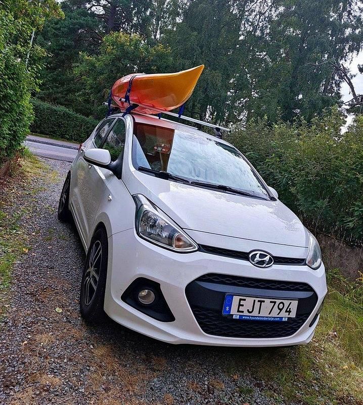 Vit Begagnad 2015 Hyundai i10 Halvkombi | 49 500 kr (Lite dyr) - Bild 1/4