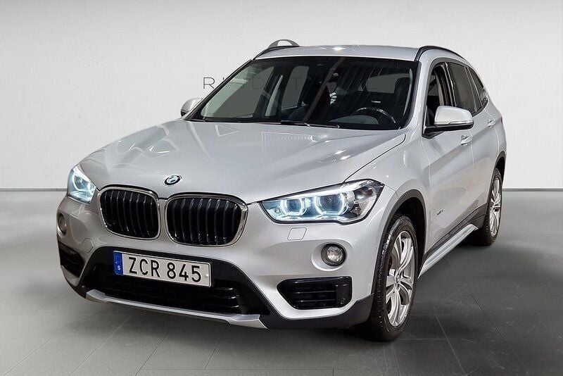 Silver Begagnad 2017 BMW X1 Sport Line SUV | 179 900 kr (Bra pris) - Bild 1/3
