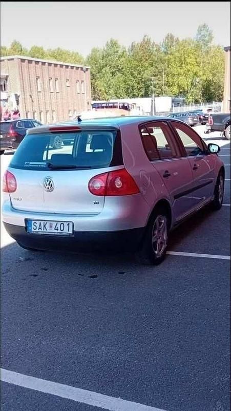 Silver Begagnad 2007 VW Golf V Trendline Halvkombi | 20 000 kr (Bra pris) - Bild 1/4