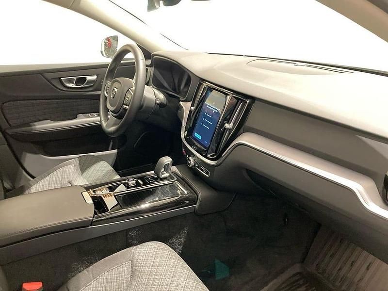 Begagnad Volvo V60 Core 355 HK (261 kW) 2023 Vit Kombi