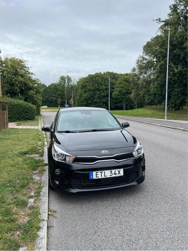 Svart Begagnad 2020 Kia Rio Halvkombi | 130 000 kr (Bra pris) - Bild 1/2