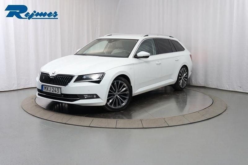 Vit Begagnad 2016 Skoda Superb LAURIN & KLEMENT Kombi | 224 800 kr (Dyr) - Bild 1/4