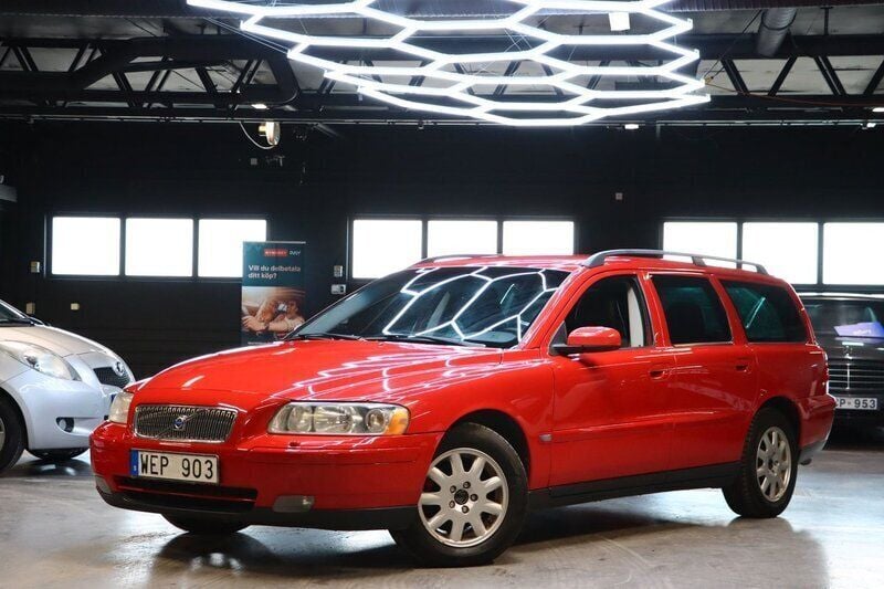 Grön (röd) Begagnad 2005 Volvo V70 Kinetic Kombi | 49 900 kr (Dyr) - Bild 1/4