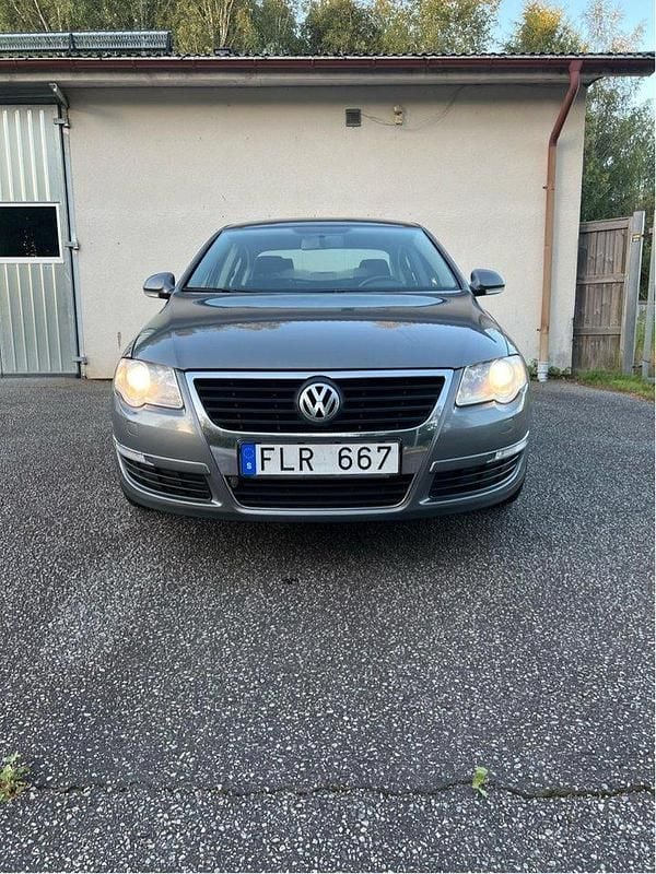 Grå Begagnad 2007 VW Passat Sportline Sedan | 47 000 kr (Marknadspris) - Bild 1/4
