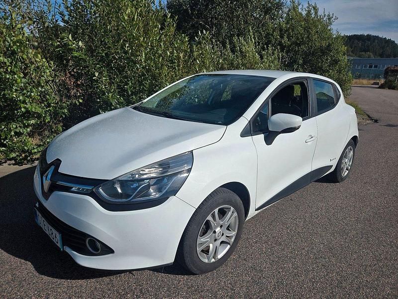 Vit Begagnad 2015 Renault Clio IV Halvkombi | 54 900 kr (Marknadspris) - Bild 1/4