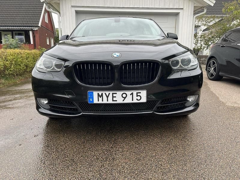 Svart Begagnad 2013 BMW 520 Gran Turismo Halvkombi | 140 000 kr - Bild 1/4