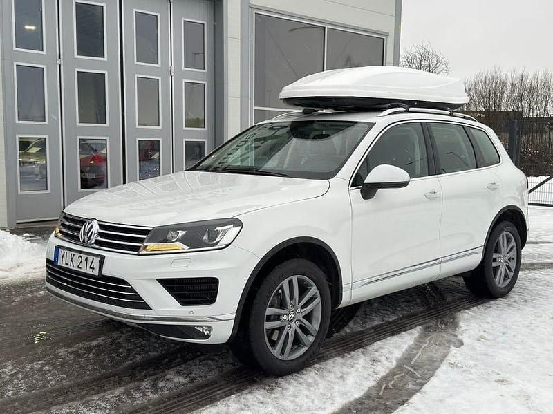 Vit Begagnad 2017 VW Touareg SUV | 199 800 kr (Marknadspris) - Bild 1/4