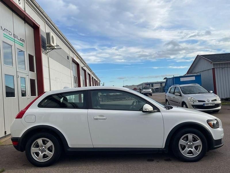 Begagnad Volvo C30 Momentum 125 HK (91 kW) 2009 Vit Halvkombi